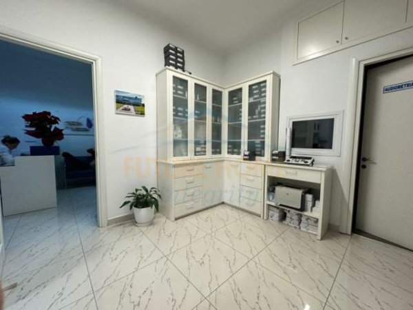 Tirane, jepet me qera ambjent biznesi Kati 2, 74 m² 700 Euro (Shallvaret)