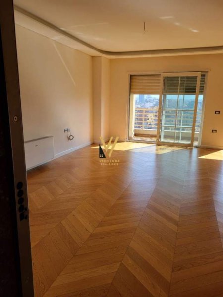 Tirane, jepet me qera zyre Kati 13, 125 m² 800 Euro (STACIONI I TRENIT)