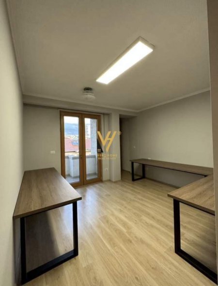 Tirane, jepet me qera zyre Kati 3, 182 m² 1.300 Euro (RRUGA MINE PEZA)