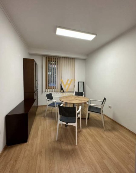 Tirane, jepet me qera zyre Kati 1, 155 m² 1.300 Euro (RRUGA MINE PEZA)
