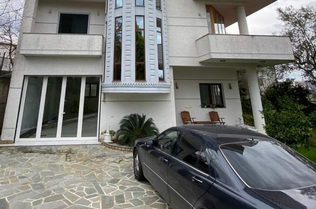 Tirane, jepet me qera Vile Kati 2, 250 m² 900 Euro (Vilat Gjermane)