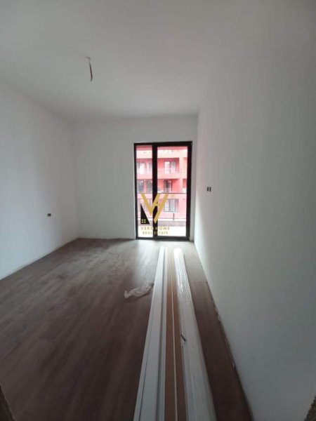 Tirane, jepet me qera zyre Kati 3, 75 m² 350 Euro (RRUGA E DIBRES)