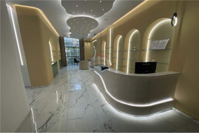 Tirane, jepet me qera ambjent biznesi Kati 1, 115 m² 1.500 Euro (Kristal Center)