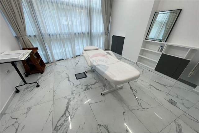 Tirane, jepet me qera ambjent biznesi Kati 1, 115 m² 1.500 Euro (Kristal Center)