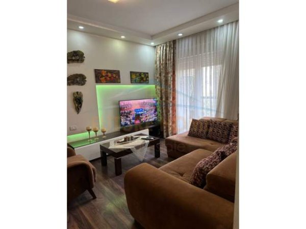 Tirane, jepet me qera apartament 3+1 Kati 1, 120 m² 1.000 Euro (21 Dhjetori)