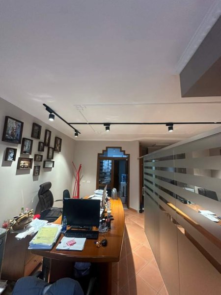 Tirane, jepet me qera zyre Kati 6, 600 Euro (Bulevardi Zogu I)