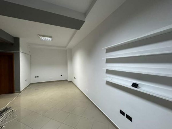 Tirane, jepet me qera ambjent biznesi Kati 0, 50 m² 600 Euro (rruga Hoxha Tahsim)
