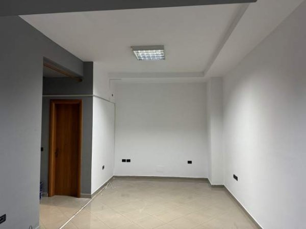 Tirane, jepet me qera ambjent biznesi Kati 0, 50 m² 600 Euro (rruga Hoxha Tahsim)