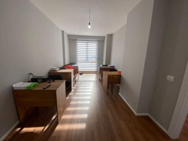 Tirane, shitet apartament 2+1+A Kati 2, 105 m²