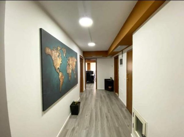 Tirane, jepet me qera ambjent biznesi Kati 1, 194 m² 2.607 Euro