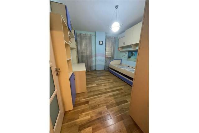 Tirane, shitet apartament 3+1+A 133 m² 200.000 Euro