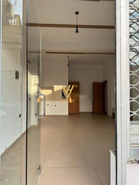 Tirane, shitet dyqan Kati 0, 43 m² 150.000 Euro (BULEVARDI ZOGU I PARE)