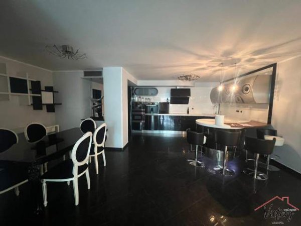 Tirane, jepet me qera apartament 3+1 Kati 2, 197 m² 3.000 Euro (bllok , tirane)