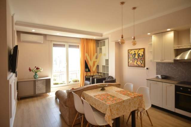 Tirane, jepet me qera apartament 2+1 Kati 9, 90 m² 850 Euro (RRUGA E KAVAJES)