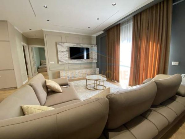 Tirane, jepet me qera apartament 2+1 Kati 3, 136 m² 900 Euro (Farke)