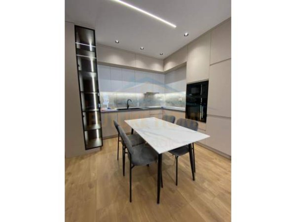 Tirane, jepet me qera apartament 2+1 Kati 3, 136 m² 900 Euro (Farke)