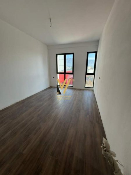 Tirane, jepet me qera zyre Kati 8, 125 m² 450 Euro (RRUGA E DIBRES)