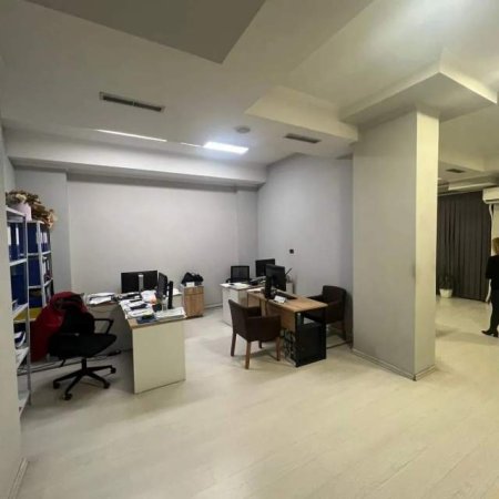 Tirane, jepet me qera ambjent biznesi 105 m² 800 Euro (Rruga Elbasanit)