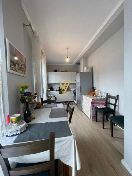 Tirane, jepet me qera apartament 2+1 Kati 7, 83 m² 500 Euro (KINOSTUDIO)