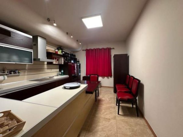 Tirane, jepet me qera apartament 3+1 Kati 9, 216 m² 2.000 Euro (Rruga e Elbasanit)