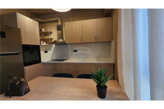 Tirane, jepet me qera apartament 1+1 65 m² 550 Euro (Kompleksi Delijorgji,)