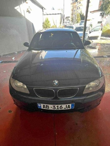 Tirane, shitet makine BMW 118D, Nafte, Viti 2006 me baxho - 2'800 Euro