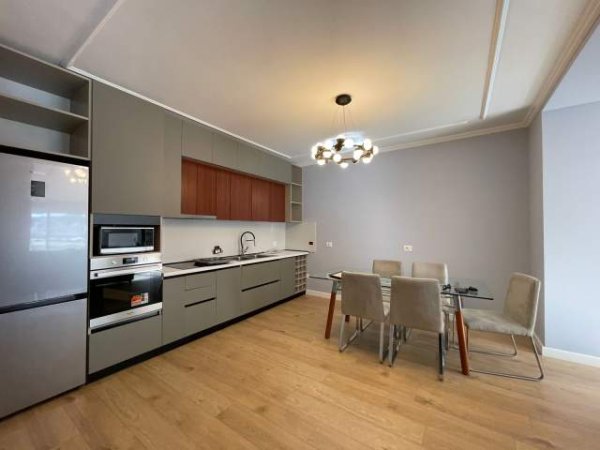Tirane, jepet me qera apartament 2+1 Kati 9, 140 m² 800 Euro (Rruga Mihal Grameno)