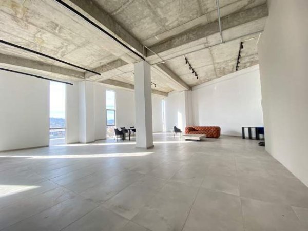 Tirane, jepet me qera ambjent biznesi Kati 3, 300 m² 1.200 Euro (KOMBINAT)