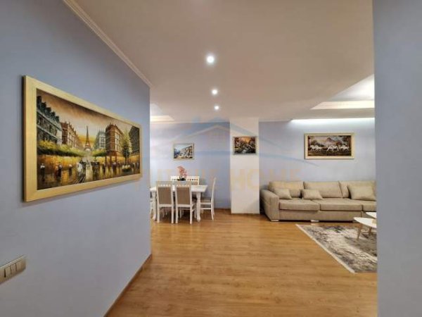 Tirane, jepet me qera apartament 2+1 Kati 5, 120 m² 1.000 Euro (Bulevardi Zogu I)