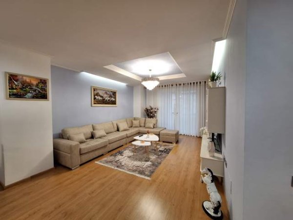 Tirane, jepet me qera apartament 2+1 Kati 5, 120 m² 800 Euro (Bulevardi Zogu I)
