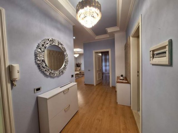 Tirane, jepet me qera apartament 2+1 Kati 5, 120 m² 800 Euro (Bulevardi Zogu I)