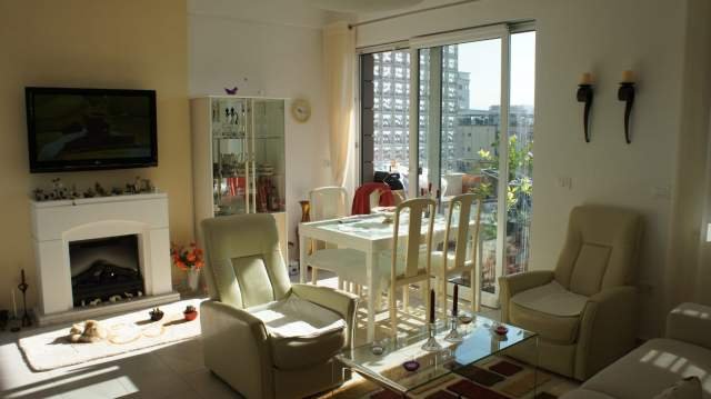 Tirane, jepet me qera apartament 1+1+BLK Kati 7, 65 m² 650 Euro (RRUGA E KAVAJES)