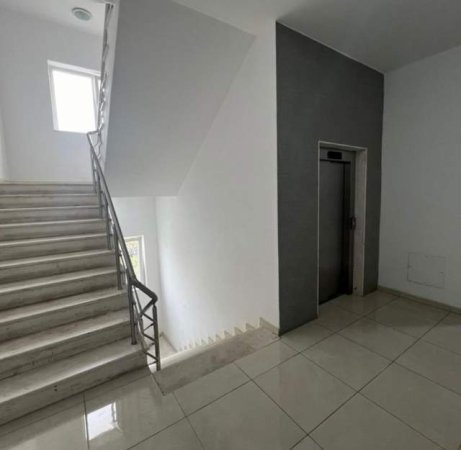 Tirane, shitet dyqan Kati 1, 55 m² 74.000 Euro ne Kombinat