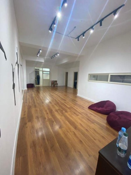 Tirane, jepet me qera ambient biznesi Kati 1, 300 m² 1.000 Euro (Yzberisht)