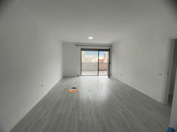 Tirane, jepet me qera ambient komercial Kati 3, 128 m² 600 Euro (Kompleksi ASL)