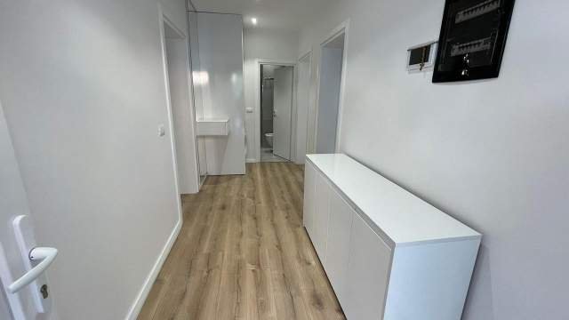 Tirane, jepet me qera apartament 2+1 Kati 1, 180 m² 700 Euro (RRUGA E KAVAJES)
