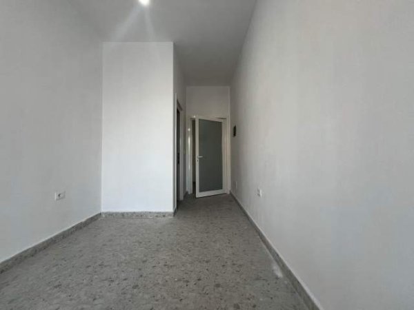 Tirane, ofert zyre Kati 1, 20 m² 350 Euro (rruga e dibres)