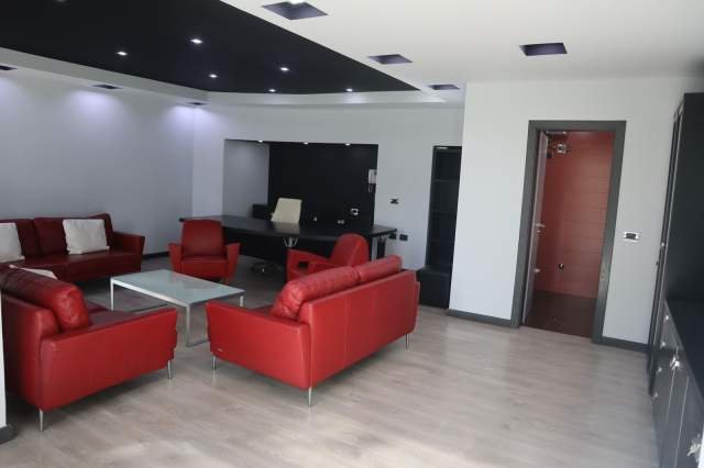 Tirane, jepet me qera zyre Kati 2, 120 m² 1.200 Euro (STACIONI I TRENIT)
