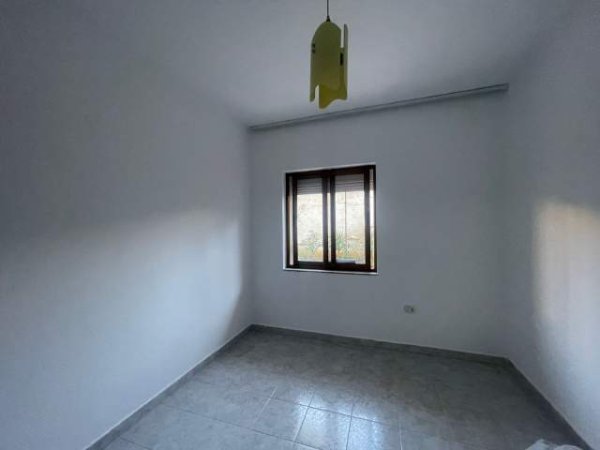 Tirane, jepet me qera apartament 3+1 Kati 1, 131 m² 500 Euro (Rruga e Kavajes)