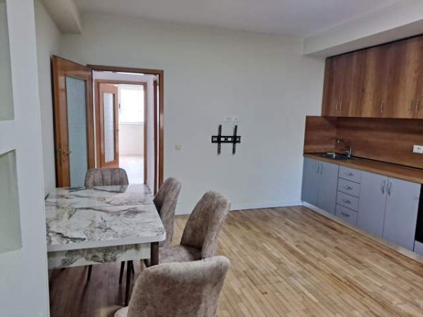 Tirane, jepet me qera apartament 2+1 Kati 3, 70 m² 550 Euro (ish restorant durresi)