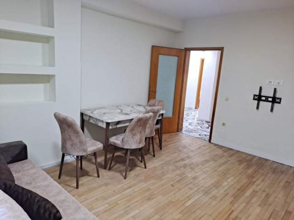 Tirane, jepet me qera apartament 2+1 Kati 3, 70 m² 550 Euro (ish restorant durresi)