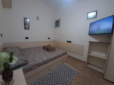 Tirane, jepet me qera apartament 1+1 400 Euro (Rruga 5 Maji)