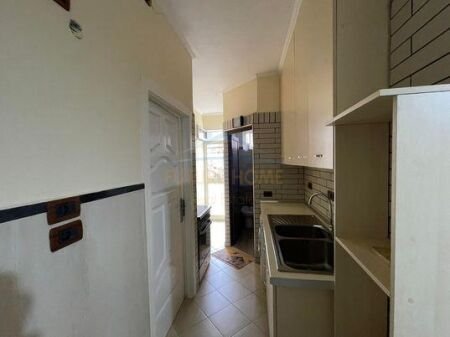 Tirane, jepet me qera apartament 1+1 Kati 2, 50 m² 400 Euro (Rruga Gjon Mili)