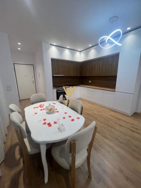 Tirane, jepet me qera apartament 2+1 Kati 4, 174 m² 900 Euro (RRUGA 5 MAJI)