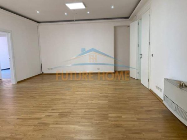Tirane, jepet me qera zyre Kati 3, 210 m² 1.800 Euro (Blloku)