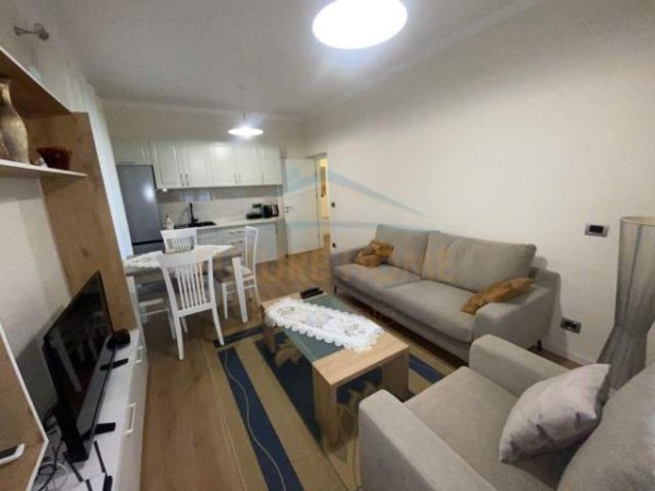Tirane, jepet me qera apartament 1+1 Kati 3, 51 m² 500 Euro (RRUGA E BARRIKADAVE)