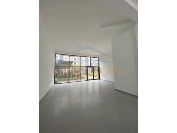 Tirane, jepet me qera ambjent biznesi Kati 0, 119 m² 1.500 Euro (Rruga e Kavajes)