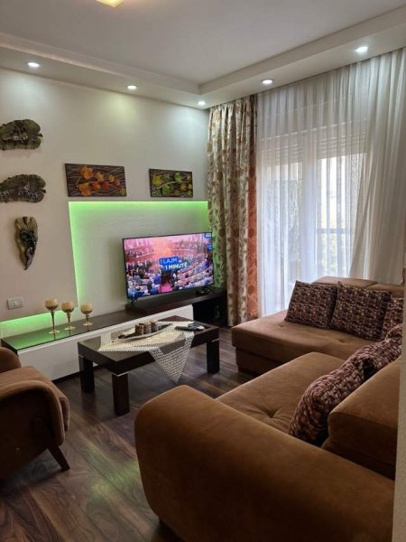 Tirane, jepet me qera apartament 3+1 Kati 2, 90 m² 800 Euro (21 Dhjetori)