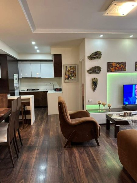 Tirane, jepet me qera apartament 3+1 Kati 2, 90 m² 800 Euro (21 Dhjetori)