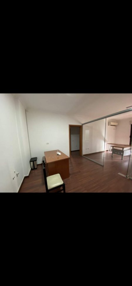 Tirane, jepet me qera zyre Kati 3, 125 m² 600 Euro (Rruga panorama)